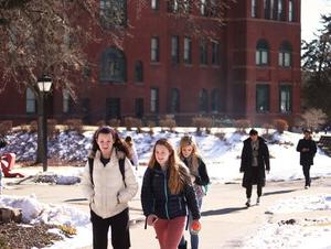 学生们在冬天散步