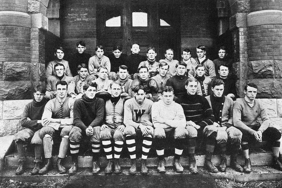 这是一张1908年的老照片，照片上几个年轻人坐在老美因的台阶上