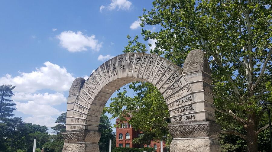 内布拉斯加州卫斯理大学历史拱门的背景.